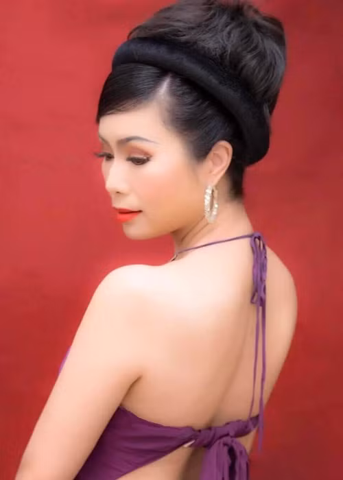 Á hậu Trịnh Kim Chi mặc áo yếm khoe vai trần trắng nõn nà.