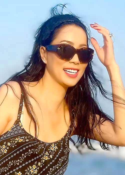 Trịnh Kim Chi học văn bằng hai từ năm 2020 đến cuối năm 2021. Tháng 4/2022, cô thi tốt nghiệp.