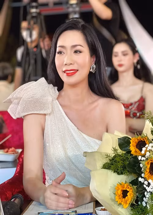 Không chỉ xinh đẹp, Trịnh Kim Chi còn đa tài. Cô đóng phim, làm đạo diễn, MC, người mẫu, giám khảo.