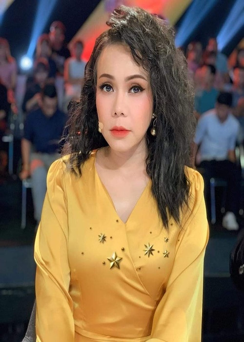 “Trong showbiz, tên tôi được đặt cạnh các anh chị Hoài Linh, Hồng Vân, Hồng Đào, nhỏ hơn có Trấn Thành, Trường Giang… Các đàn em vẫn dành sự tôn trọng cho tôi như một chị lớn trong nghề. Đó là hạnh phúc, may mắn không phải người nghệ sĩ nào tới tuổi này cũng có được. Nhiều người yêu mến, ngưỡng mộ nên xưng tụng tôi là danh hài, chị đại,… Nhưng tôi không thích gọi như thế. Tôi luôn biết bản thân đang ở vị trí nào. Tôi không xem mình là ngôi sao vì ai cũng chỉ có một thời”, Việt Hương trải lòng. Ảnh: FBNV