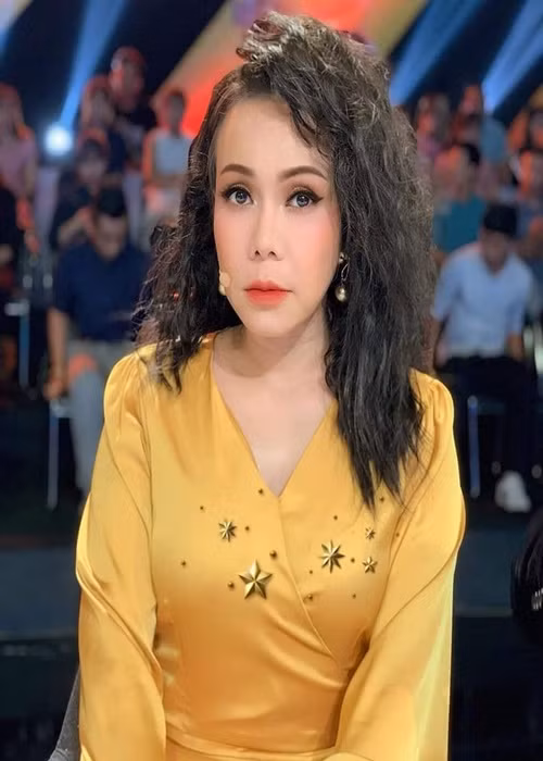 “Trong showbiz, tên tôi được đặt cạnh các anh chị Hoài Linh, Hồng Vân, Hồng Đào, nhỏ hơn có Trấn Thành, Trường Giang… Các đàn em vẫn dành sự tôn trọng cho tôi như một chị lớn trong nghề. Đó là hạnh phúc, may mắn không phải người nghệ sĩ nào tới tuổi này cũng có được. Nhiều người yêu mến, ngưỡng mộ nên xưng tụng tôi là danh hài, chị đại,… Nhưng tôi không thích gọi như thế. Tôi luôn biết bản thân đang ở vị trí nào. Tôi không xem mình là ngôi sao vì ai cũng chỉ có một thời”, Việt Hương trải lòng. Ảnh: FBNV