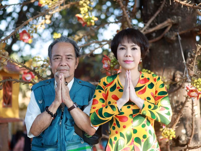 Việt Hương là diễn viên tài năng, nổi tiếng. Cô sinh ra trong gia đình có truyền thống nghệ thuật. Bố của Việt Hương là nghệ sĩ xiếc Lâm Bằng, ông ngoại là nhà ảo thuật xiếc Huỳnh Thế Sơn. Nữ nghệ sĩ từng theo học Trường Nghệ thuật sân khấu II (nay là Trường Đại học Sân khấu - Điện ảnh TP HCM). Ảnh: Người lao động