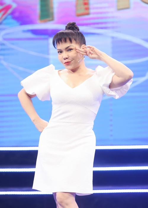 Do xuất thân là diễn viên nhưng được mời làm giám khảo âm nhạc Ca sĩ bí ẩn, Việt Hương gây tranh cãi. Trước những ý kiến trái chiều, cô đáp trả: "Đơn giản vì tôi ăn khách, làm việc có tâm và vui, duyên dáng. Nếu tôi vô duyên, chẳng ai mời tôi hết”. Ảnh: Vietnamnet