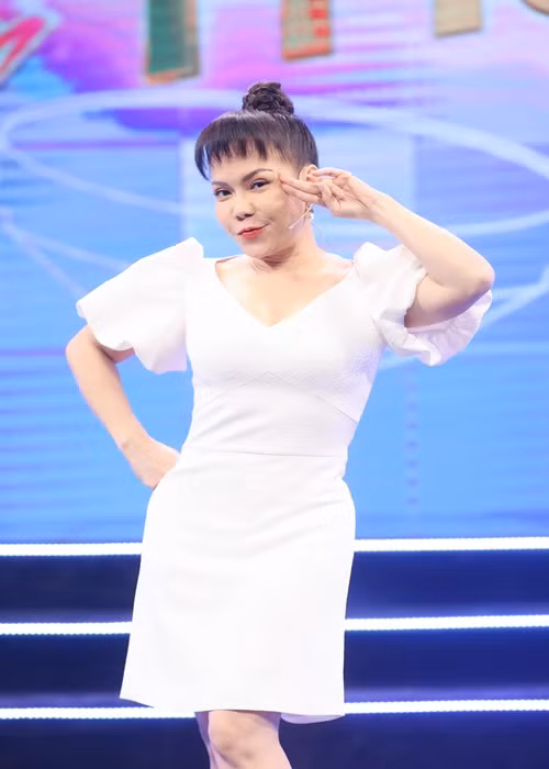 Do xuất thân là diễn viên nhưng được mời làm giám khảo âm nhạc Ca sĩ bí ẩn, Việt Hương gây tranh cãi. Trước những ý kiến trái chiều, cô đáp trả: "Đơn giản vì tôi ăn khách, làm việc có tâm và vui, duyên dáng. Nếu tôi vô duyên, chẳng ai mời tôi hết”. Ảnh: Vietnamnet