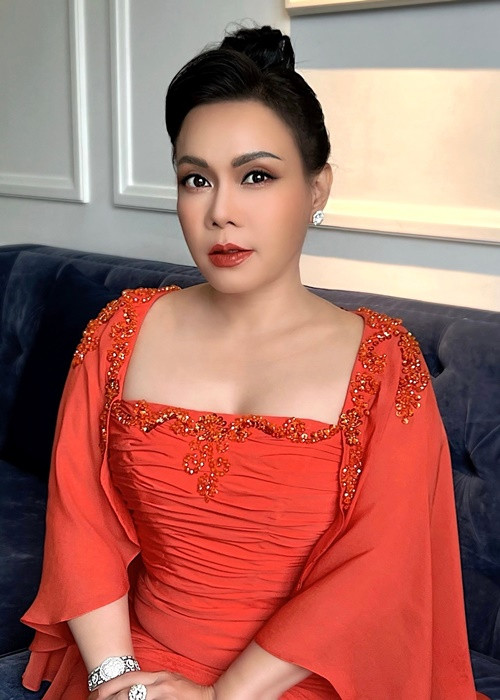 Mới đây, Việt Hương bức xúc lên tiếng phủ nhận thông tin bị bắt do kinh doanh hàng rởm. Nữ nghệ sĩ tuyên bố nhờ pháp luật can thiệp để xử lý một số trang mạng, tài khoản Facebook tung tin đồn nhảm.