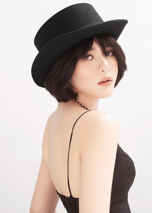 Nguyễn Hồng Diễm sinh năm 1998, là diễn viên, người mẫu. Cô vừa lọt top 5 Hoa hậu các Dân tộc Việt Nam 2022.