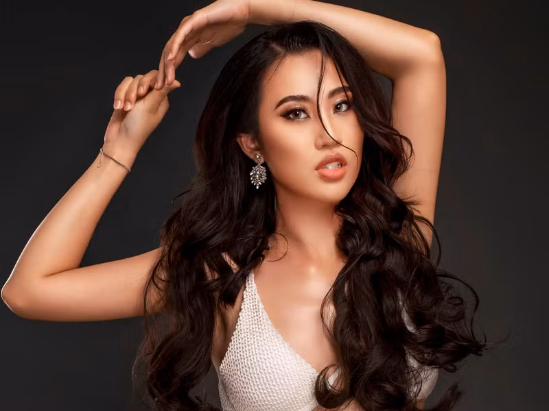 Trần Khánh Vi sinh năm 1996, là tiếp viên hàng không.