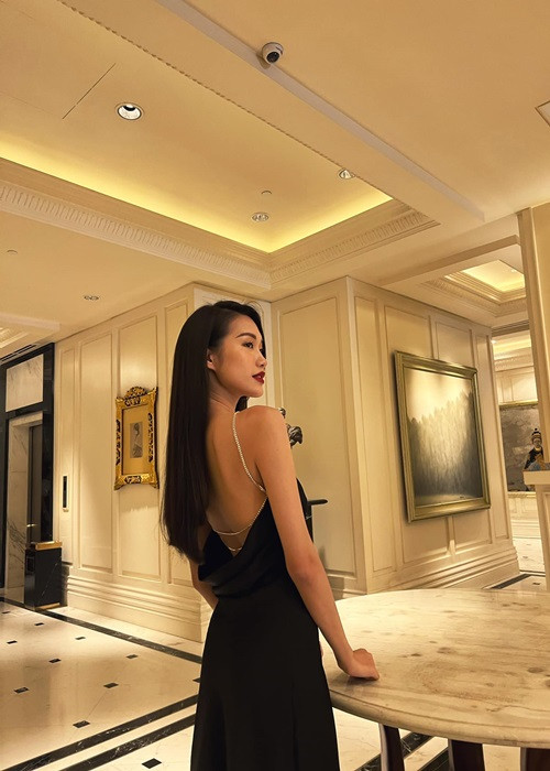 Chân dài sinh năm 2001 mặc hở táo bạo. Ảnh: FBNV