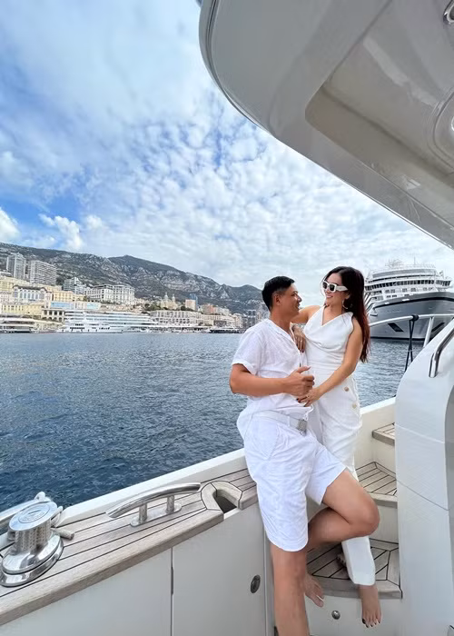 Trên trang cá nhân, vợ chồng Bình Minh chia sẻ không ít khoảnh khắc tình tứ bên nhau trong chuyến nghỉ dưỡng ở trời Tây.