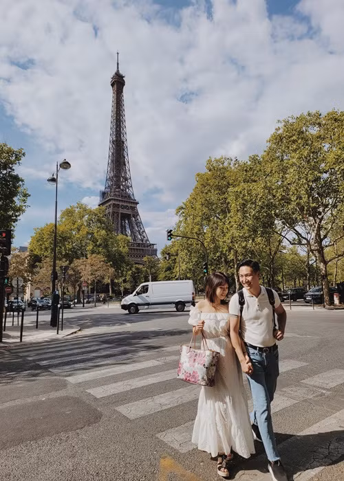 Vừa qua, diễn viên Mạnh Trường đưa vợ bầu du lịch nước ngoài.