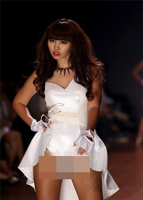 Năm 2014, Hà Anh từng vướng ồn ào ăn mặc. Trong chương trình “Thời trang và nhân vật” diễn ra vào ngày 26/6/2014, chân dài lộ phần nhạy cảm khi diện chiếc váy quá ngắn trình diễn. Ảnh: Vietnamnet