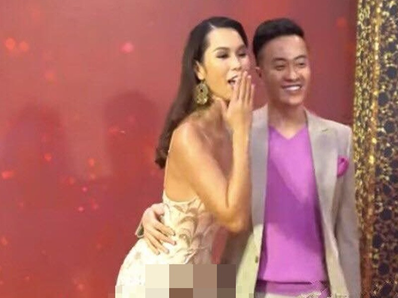 Trước sự cố hớ hênh, Hà Anh cho biết, cô có quần liền để "phòng hộ" nên không xảy ra sự cố đáng tiếc về váy áo. Ảnh: Dân Việt