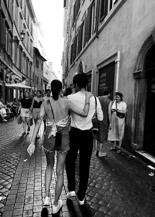 Cô trải lòng: "Được sống và trải nghiệm là điều tuyệt vời nhất. Đằng sau những tấm hình đẹp mà mọi người xem là những khoảnh khắc 2 đứa bình thường như bao nhiêu cặp đôi khác khi đi du lịch. Không xa hoa xa xỉ gì tất. Chúng tớ là những con người không hoàn hảo và cũng phượt kiểu bụi đời như ai. Nên xin đừng phán xét sự không hoàn hảo ấy vì cuộc sống bình dị là cuộc sống hạnh phúc nhất".