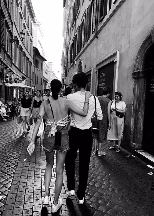 Cô trải lòng: "Được sống và trải nghiệm là điều tuyệt vời nhất. Đằng sau những tấm hình đẹp mà mọi người xem là những khoảnh khắc 2 đứa bình thường như bao nhiêu cặp đôi khác khi đi du lịch. Không xa hoa xa xỉ gì tất. Chúng tớ là những con người không hoàn hảo và cũng phượt kiểu bụi đời như ai. Nên xin đừng phán xét sự không hoàn hảo ấy vì cuộc sống bình dị là cuộc sống hạnh phúc nhất".