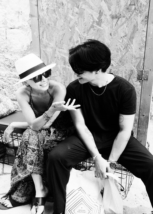 Cả hai dạo chơi ở Italy, Hy Lạp, Đức.