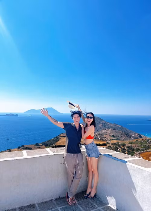 Ngô Thanh Vân ăn mặc trẻ trung, xứng đôi với Huy Trần.