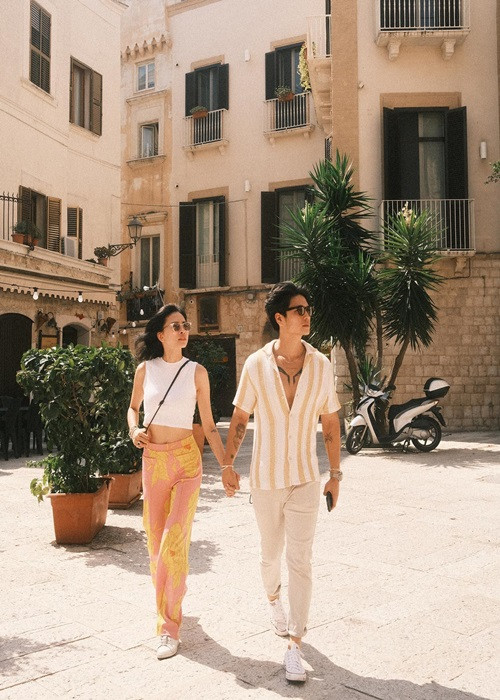 Cặp đôi nắm tay mọi lúc mọi nơi.