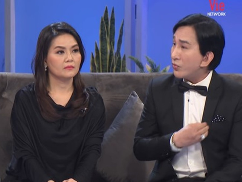 Sau 3 tháng nhắn tin với người thứ ba, Kim Tử Long bị vợ phát hiện. Trinh Trinh kể, chồng cô lúc nói dối trông ngộ lắm. "Tôi bảo hãy nhìn thẳng vào mắt em này và trả lời cho em biết đi. Em chỉ muốn biết sự thật có phải là như vậy không?", cô nói với chồng. Ảnh: Tiền Phong