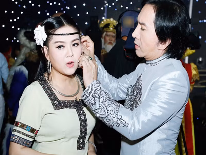 “Một người đàn ông nói về sai lầm của mình trước hàng triệu người, chấp nhận áp lực phải đối diện chứng tỏ tình yêu đích thực anh dành cho tôi", bà xã Kim Tử Long tâm sự. Ảnh: Dân Việt