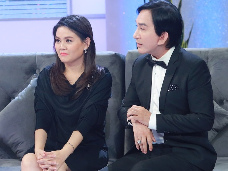 Kim Tử Long lý giải vì sao rung động với fan nữ: “Tôi từng suy nghĩ mình có nên tiến tới hay không, tôi nghĩ đàn ông ai cũng vậy thôi. Nếu có một người phụ nữ nào đó đến với mình bằng một lời lẽ ngon ngọt, yêu thương và chăm sóc cho mình, dù có gia đình rồi chắc chắn mình cũng có chút rung động con tim. Người ta nói con tim có nhiều ngăn mà, đã có lúc tôi bị rung động và nói dối với Trinh Trinh”. Ảnh: Zing