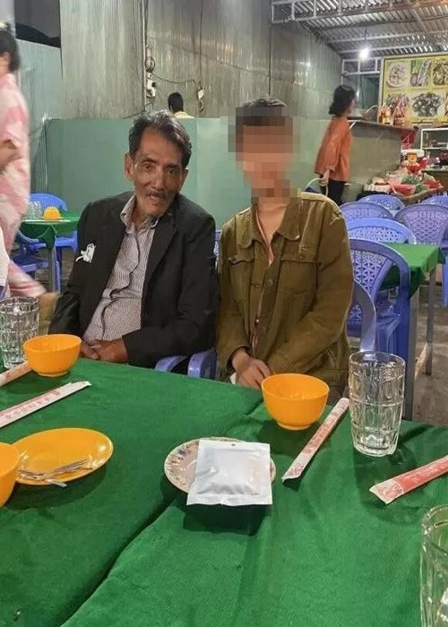 Đáng chú ý, cuối tháng 6/2022, cư dân mạng truyền tay nhau hình ảnh Thương Tín hốc hác, gầy gò. Mới đây, NSND Kim Cương chia sẻ trên Tiền Phong, thực tế, Thương Tín còn tiều tụy hơn nhiều. Bà nói: “Ôi giời khoảng tháng trước Thương Tín ghé tôi, như là bộ xương vậy đó”. Ảnh: Tiền Phong