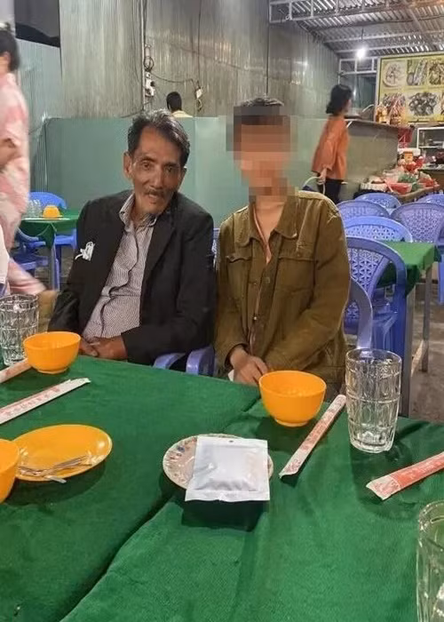 Đáng chú ý, cuối tháng 6/2022, cư dân mạng truyền tay nhau hình ảnh Thương Tín hốc hác, gầy gò. Mới đây, NSND Kim Cương chia sẻ trên Tiền Phong, thực tế, Thương Tín còn tiều tụy hơn nhiều. Bà nói: “Ôi giời khoảng tháng trước Thương Tín ghé tôi, như là bộ xương vậy đó”. Ảnh: Tiền Phong