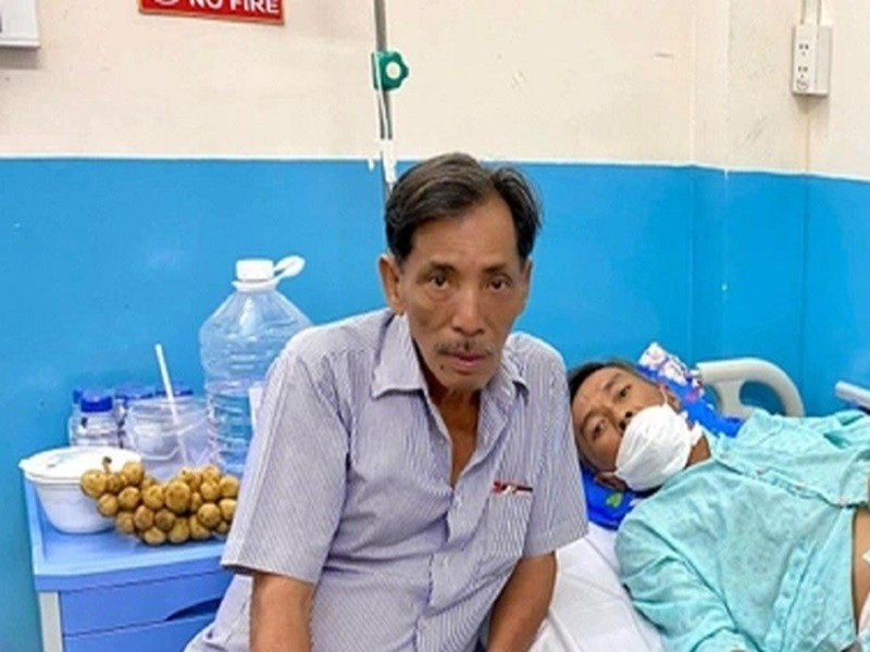 Thương Tín cùng nhạc sĩ Tô Hiếu đi thăm một nghệ sĩ đàn em hồi tháng 6. Ảnh: Arttimes