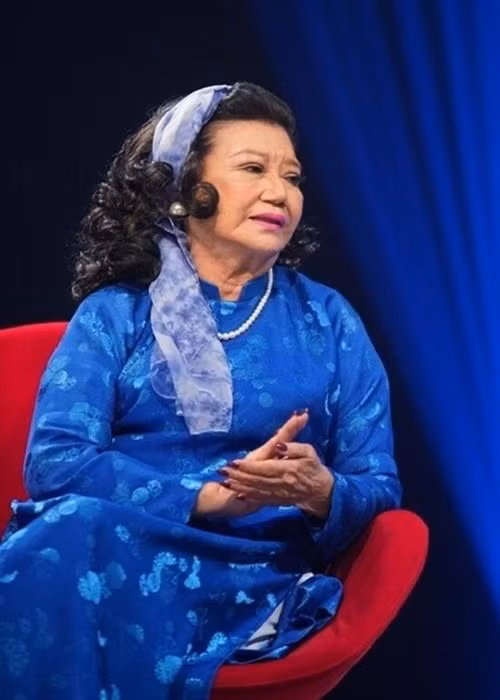 Nghệ sĩ Kim Cương chia sẻ thêm về tình hình của Thương Tín: "Tháng trước, chắc cậu ấy quẫn quá, nên kêu ở cửa nhà tôi: Chị Hai cứu em, em đang bị COVID-19. Nói thế thì ai dám mở cửa cho vô, phải không? Thành ra tôi cho người mang tiền ra. Tết tôi phát tiền cho anh em nghệ sỹ kêu hoài không ra Thương Tín. Hỏi bè bạn thì họ nói Thương Tín về quê hay đâu đó. Nhưng sau đó khoảng một tháng trước thì Thương Tín tới kêu cửa nhà tôi. Nói thật là tôi không gặp Thương Tín, nhưng tôi đưa bao thơ 6 triệu đồng cho người làm ra đưa cho Thương Tín. Khi người làm vô thì nói nhìn không ra anh Tín, xanh xao, ốm mà đi không nổi”. Ảnh: Tiền Phong