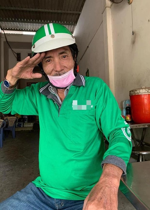 Hồi tháng 2/2022, Thương Tín chia sẻ với Người lao động, ông đã nghỉ làm shipper và quyết định về quê Phan Rang - Ninh Thuận sinh sống. Nam nghệ sĩ bỏ làm shipper vì sức khỏe không còn phù hợp. Theo Thương Tín, nếu có lời mời đóng phim thì ông mới vào lại TP HCM. Ảnh: Người lao động