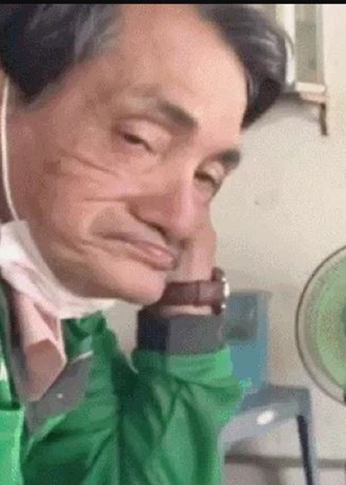 Theo Dân Trí, giữa tháng 12/2021, Thương Tín được một chủ quán ở huyện Hóc Môn nhận làm shipper. Ông đi giao hàng cho khách bằng chiếc xe máy đã qua sử dụng, được một người mua tặng. Ảnh: Dân Trí