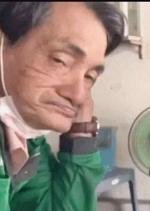 Theo Dân Trí, giữa tháng 12/2021, Thương Tín được một chủ quán ở huyện Hóc Môn nhận làm shipper. Ông đi giao hàng cho khách bằng chiếc xe máy đã qua sử dụng, được một người mua tặng. Ảnh: Dân Trí