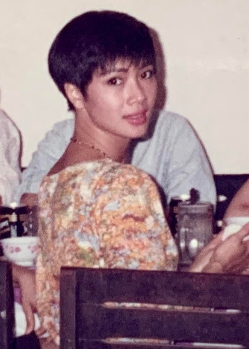 Mẹ của Lý Quí Khánh trẻ trung, sành điệu, được một số người khen ngợi như sao Hong Kong. Ảnh: FBNV