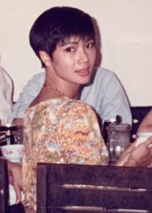 Mẹ của Lý Quí Khánh trẻ trung, sành điệu, được một số người khen ngợi như sao Hong Kong. Ảnh: FBNV