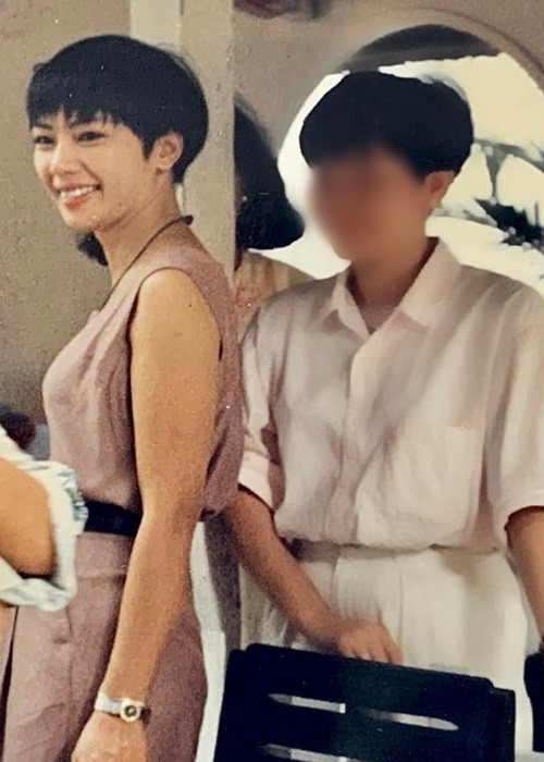 Mới đây, trên trang cá nhân, NTK Lý Quí Khánh chia sẻ loạt ảnh ngày mẹ của anh 28 tuổi. Nhiều người trầm trồ nhan sắc đấng sinh thành của Lý Quí Khánh.