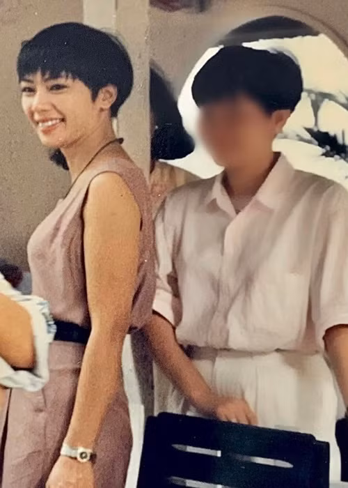 Mới đây, trên trang cá nhân, NTK Lý Quí Khánh chia sẻ loạt ảnh ngày mẹ của anh 28 tuổi. Nhiều người trầm trồ nhan sắc đấng sinh thành của Lý Quí Khánh.