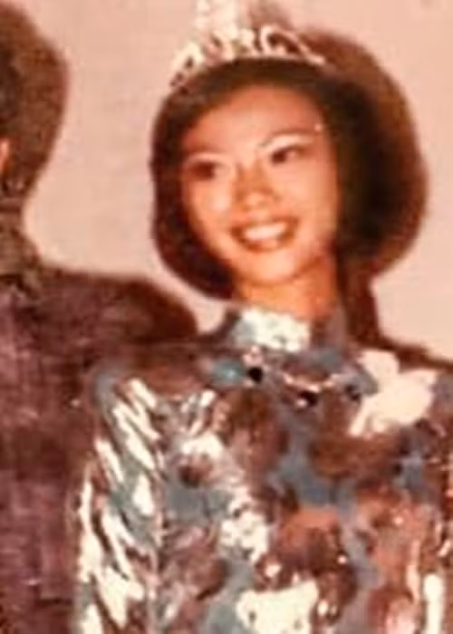 Cách đây không lâu, Lý Quí Khánh cũng chia sẻ ảnh cưới của mẹ ruột. Ảnh: FBNV