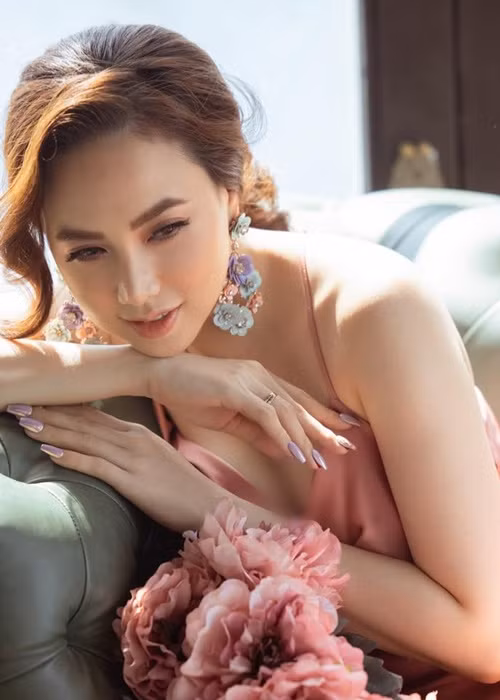 Bà xã Victor Vũ từng đăng quang ngôi vị Hoa khôi cuộc thi Hoa khôi Tây Đô cách đây 18 năm.