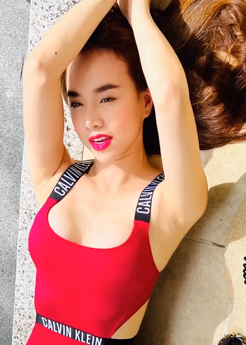 Đinh Ngọc Diệp khoe hình thể thon gọn, nuột nà trong trang phục áo tắm một mảnh.