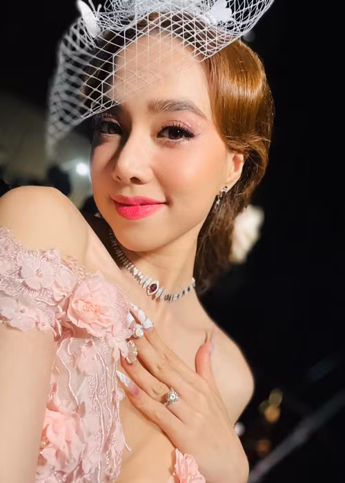 Bà mẹ hai con tập trung chăm sóc chồng và hai con nhỏ.