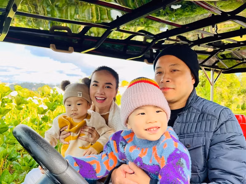 Hai con trai của Đinh Ngọc Diệp đều kháu khỉnh, có nhiều nét giống bố.