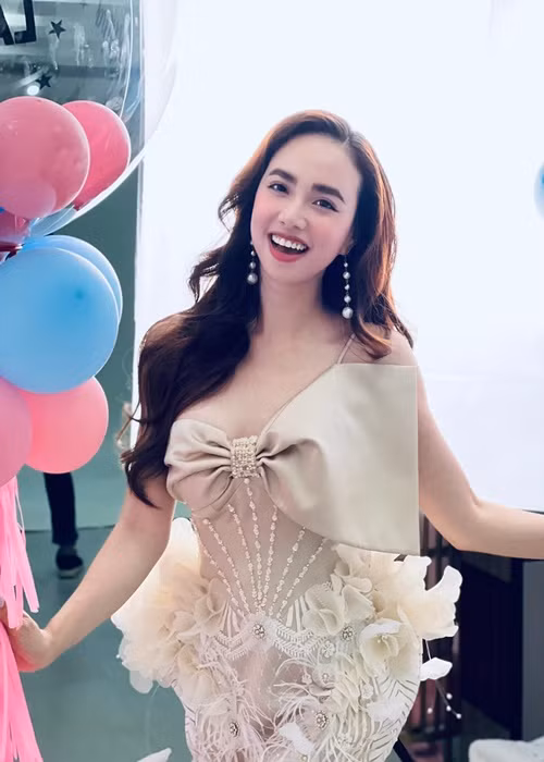 Sau khi lập gia đình, Đinh Ngọc Diệp lui về hỗ trợ ông xã đạo diễn.