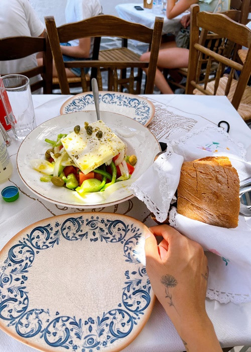 Huy Trần không chỉ nấu ăn cho Ngô Thanh Vân mà còn đưa nàng đả nữ đi thưởng thức những món ăn ngon.