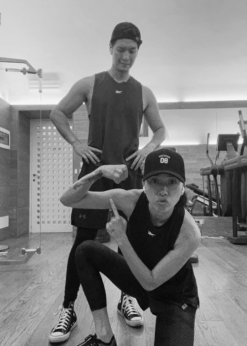 Nàng đả nữ khoe cánh tay cơ bắp sau khi tập luyện.