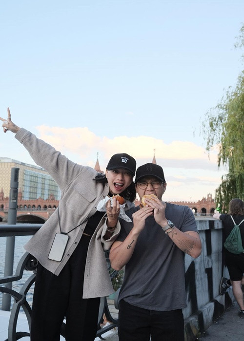 Hồi tháng 7/2022, Huy Trần sang Italy thăm Ngô Thanh Vân. Sau khi hội ngộ, cặp đôi thường xuyên đi du lịch.