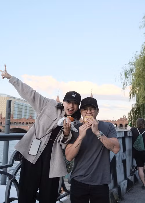 Hồi tháng 7/2022, Huy Trần sang Italy thăm Ngô Thanh Vân. Sau khi hội ngộ, cặp đôi thường xuyên đi du lịch.