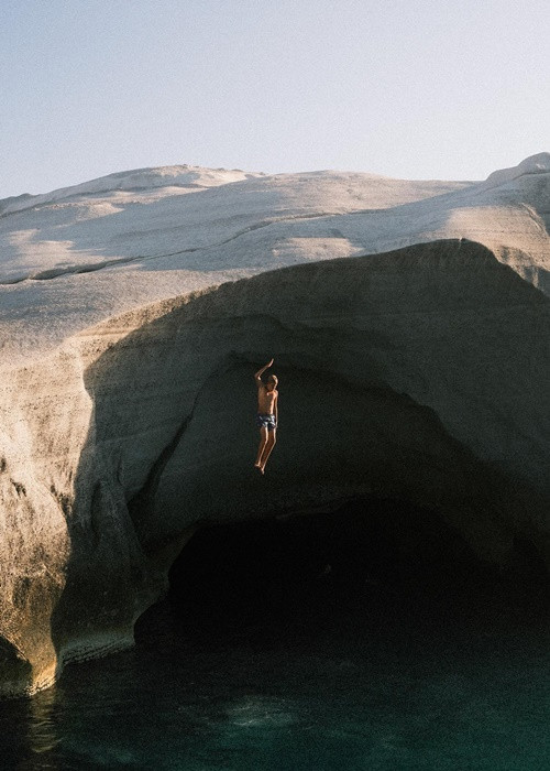 Vợ chồng Huy Trần thay nhau chụp ảnh khi đi du lịch.