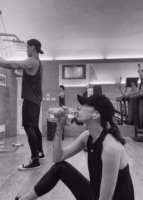 Hình ảnh Ngô Thanh Vân nghỉ ngơi sau khi tập luyện các động tác để ép cân.