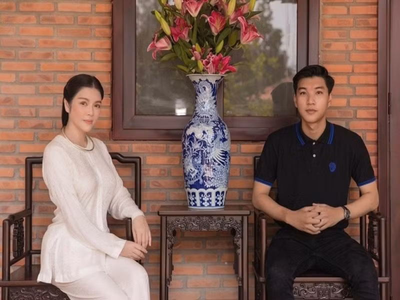 Gần đây, Lý Nhã Kỳ bị đồn hẹn hòrapper Hieuthuhai. Nghi vấn xuất phát từ việc Hieuthuhai xuất hiện trong tiệc sinh nhật được tổ chức tại nhà riêng của Lý Nhã Kỳ cùng chiếc bánh kem ghi "mãi yêu". Ảnh: Người đưa tin