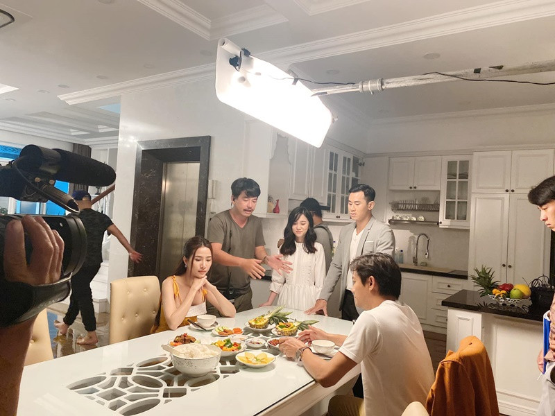 Phan Thị Mơ chạm ngõ điện ảnh bằng một vai diễn nhỏ trong "Ngôi nhà trong hẻm". Sau đó, cô đóng nhiều bộ phim như “Hoa hồng thép”, “Vợ ơi, mình đi đâu thế?”, “Chàng mập nghĩa tình”, “Ngoại tình với vợ”, “Hồ sơ lửa - Mật danh D9". Ảnh: Pháp luật plus