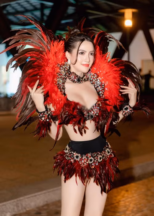 Chân dài sinh năm 1990 giữ kín danh tính lẫn hình ảnh các tình cũ. Ảnh: FBNV